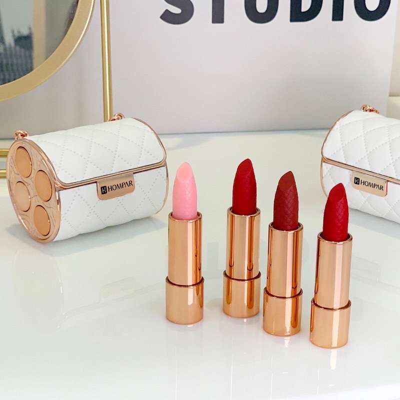 Sản phẩm dụng cụ trang điểm  làm đẹp cho môi , set 4 cây (  3 màu 1 dưỡng ) ,kèm túi xách đựng sang trọng , có thể làm quà tặng ý nghĩa