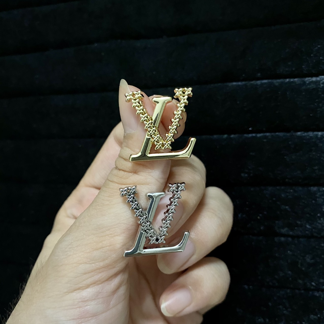 Ghim tag cài áo Pin cài size nhỏ L01V L01B chữ cách điệu