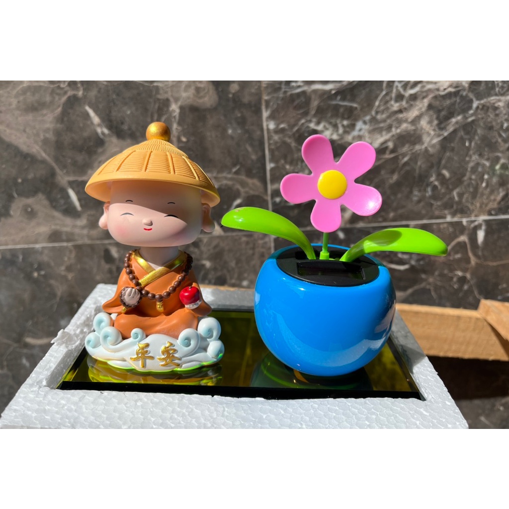 Tượng Chú Tiểu Và Chậu Cây Siêu Dễ Thương Trang Trí Taplo Xe Ô Tô, Bàn Học, Bàn Làm Việc Có Đi Kèm Nước Hoa