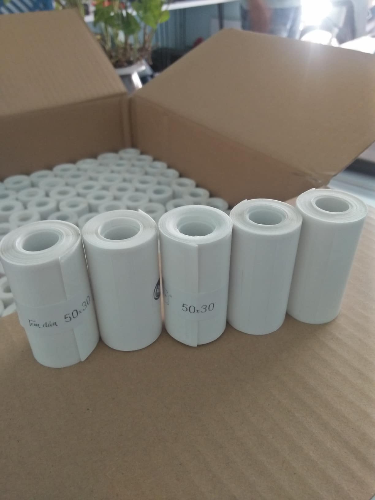 Giấy in nhiệt tem nhãn 50x30mm  cuộn nhỏ dành cho máy in cầm tay ( 5 cuộn giấy)