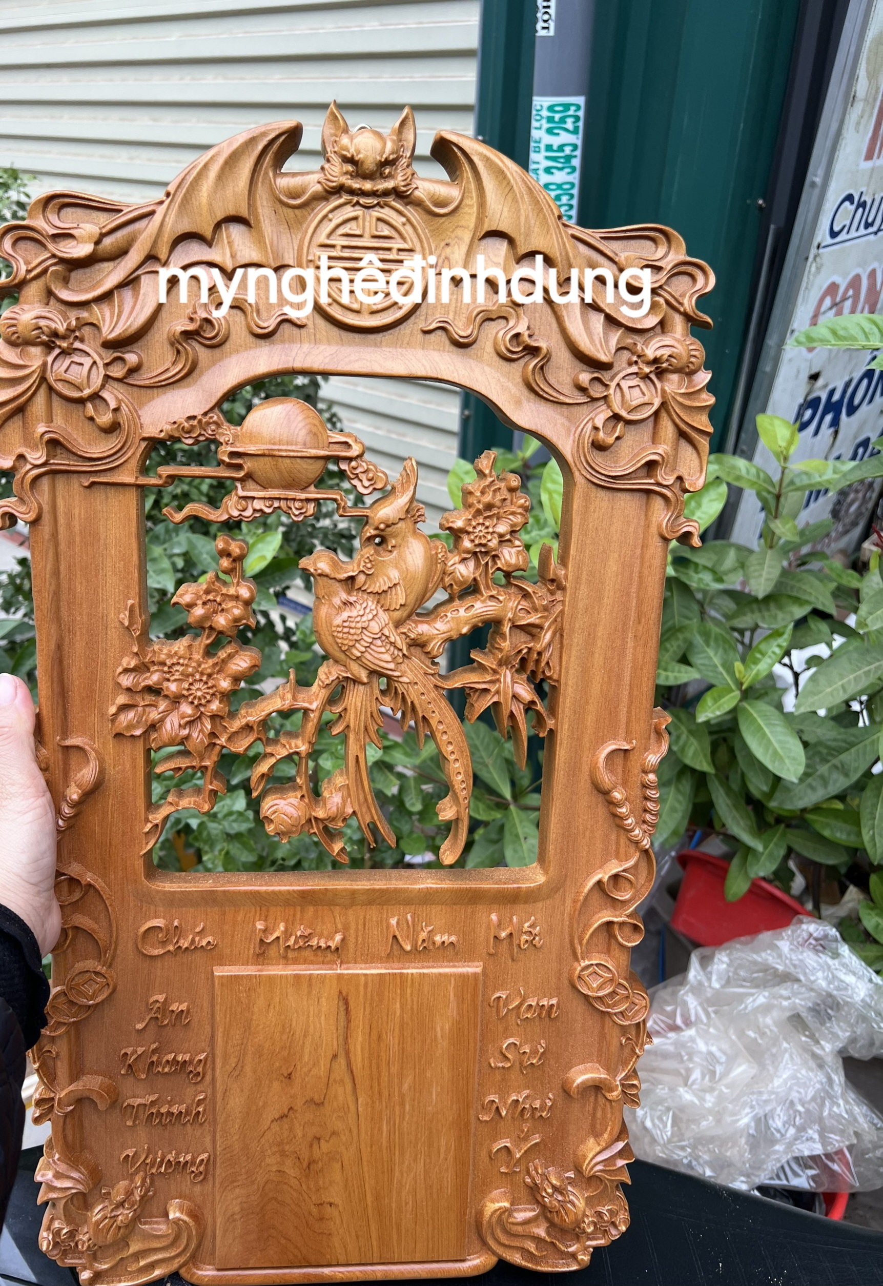 Tranh Đốc lịch treo tường khắc  cặp chim quý bằng  gỗ  bách xanh thơm nức 40x70x3cm