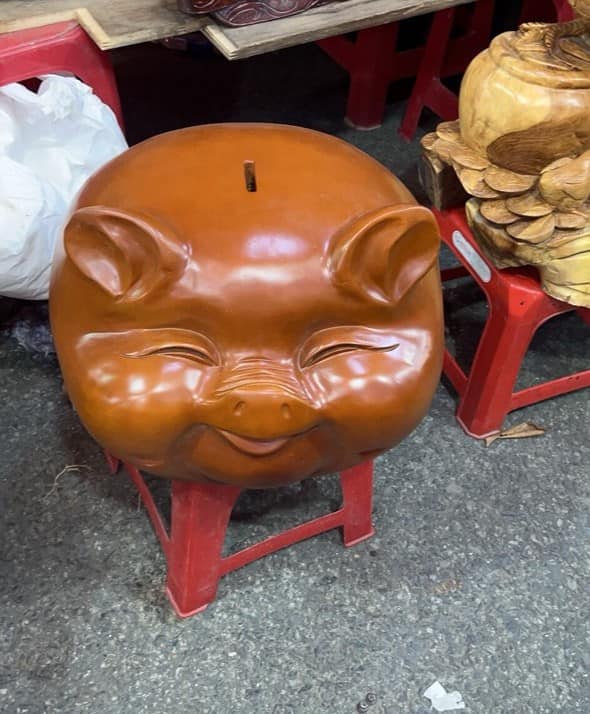 ️Tượng Đầu Heo Gỗ Gõ 40cm màu đỏ mặt vui vẻ tươi cười híp mắt biểu tượng sự may mắn giàu sang phú quý Anh chị trưng phòng khách nhà công ty đẹp phía trên có chỗ để ống ạ sáng ra nhìn đầu heo vui tươi cả ngày năng lượng tài lộc vào rồi ạ