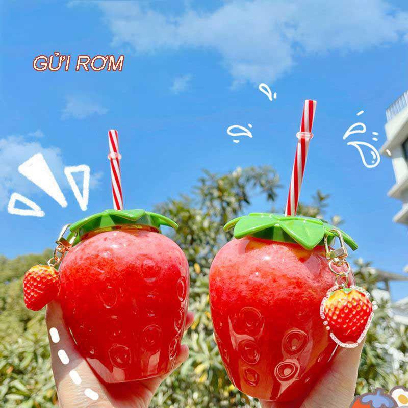 Cốc Ly dâu tây có ống hút và đồ trang trí hình dâu tây