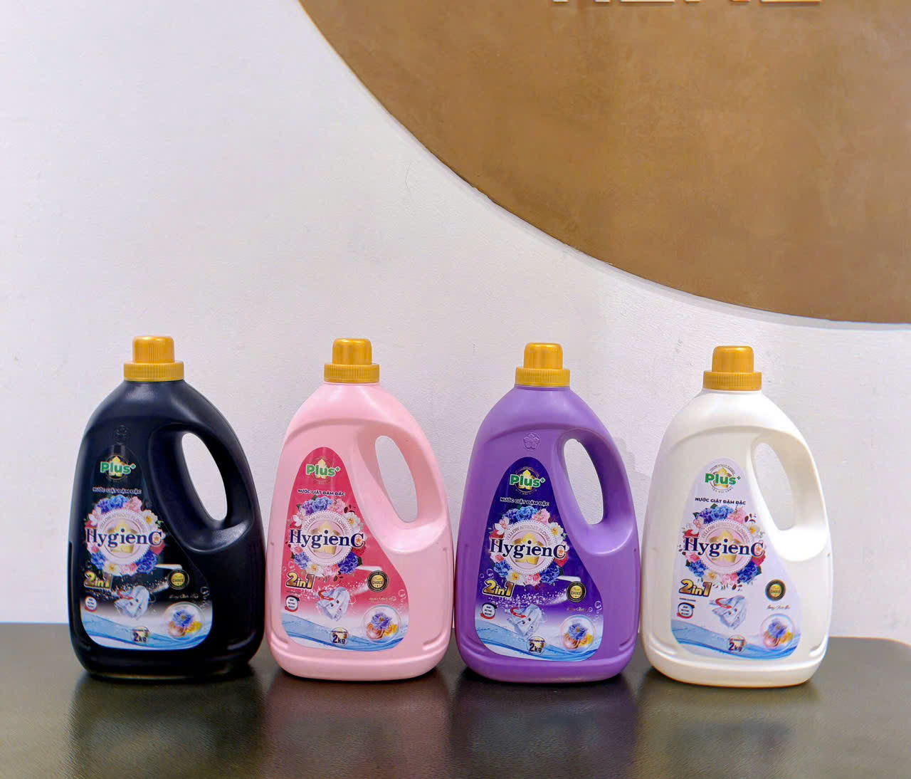 (Tặng 1 chai xịt thơm quần áo 100ml ) COMBO 2 can nước giặt xả 2 in1 HygienC PLUS 2kg, hang VN, Công nghệ thái đậm dặc, bền màu, lưu hương quần áo thơm mát dài lâu Làm Sạch