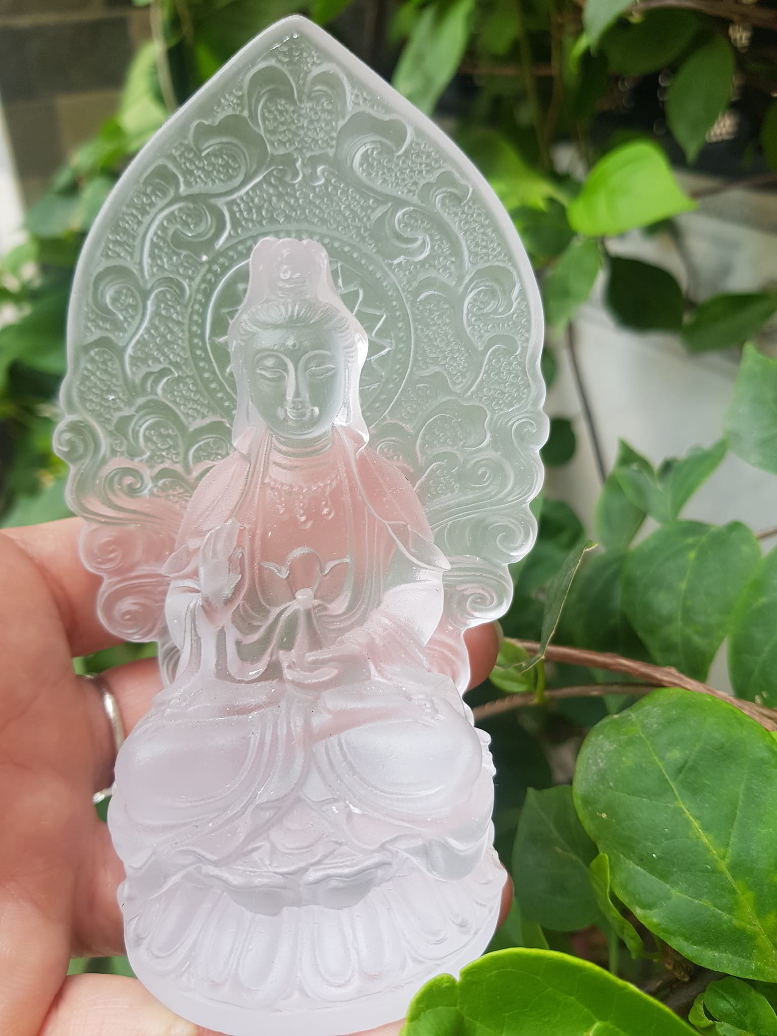 TƯỢNG PHẬT BÀ QUAN ÂM MỚI ĐÁ LƯU LY TRẮNG TINH ĐỂ TRONG XE HƠI hoặc BÀN cao 12cm x đk 7cm x đế 5cm Mệnh KIM mệnh THUỶ ạ