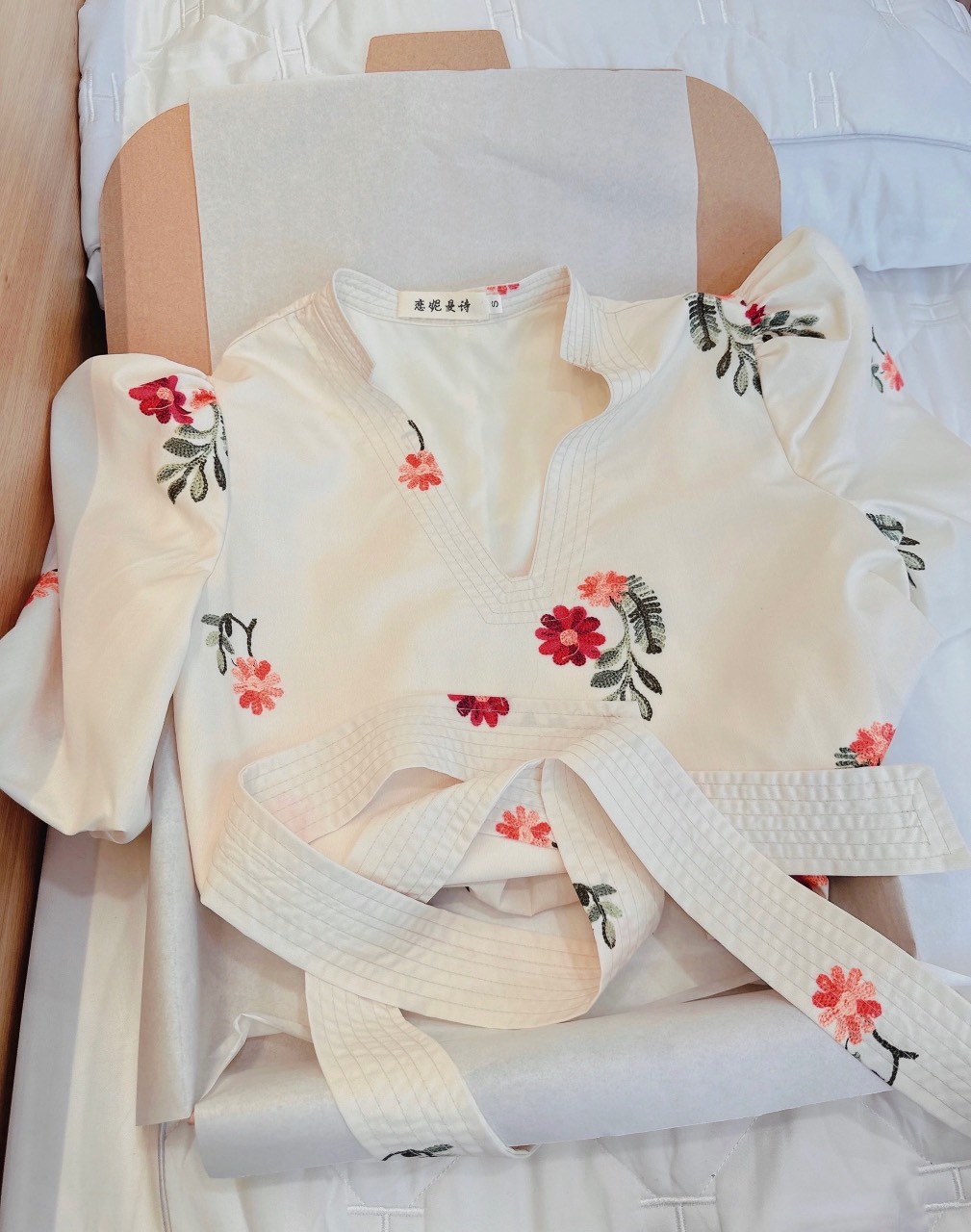 Đầm xòe be hoa đỏ cổ V dây đai 2 lớp DN687