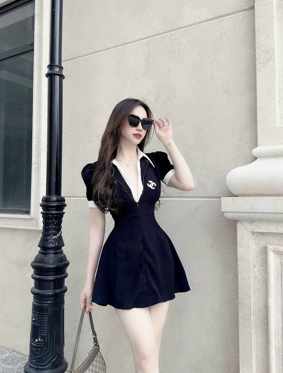ĐẦM PHỐI CỔ SƠ MI KÈM PHỤ KIỆN CÀI NGỰC MÀU Y HÌNH