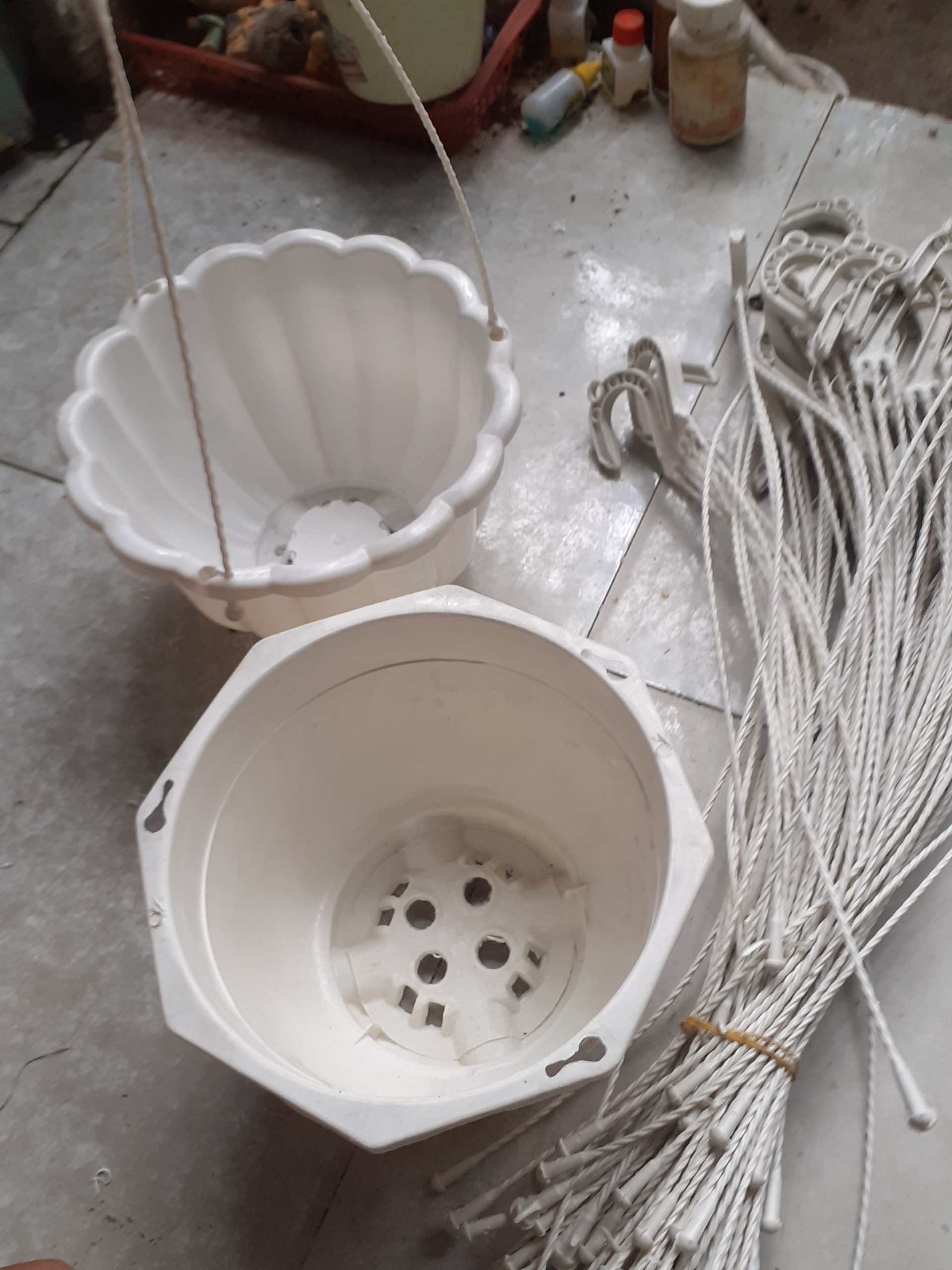 Chậu mủ treo kèm móc.