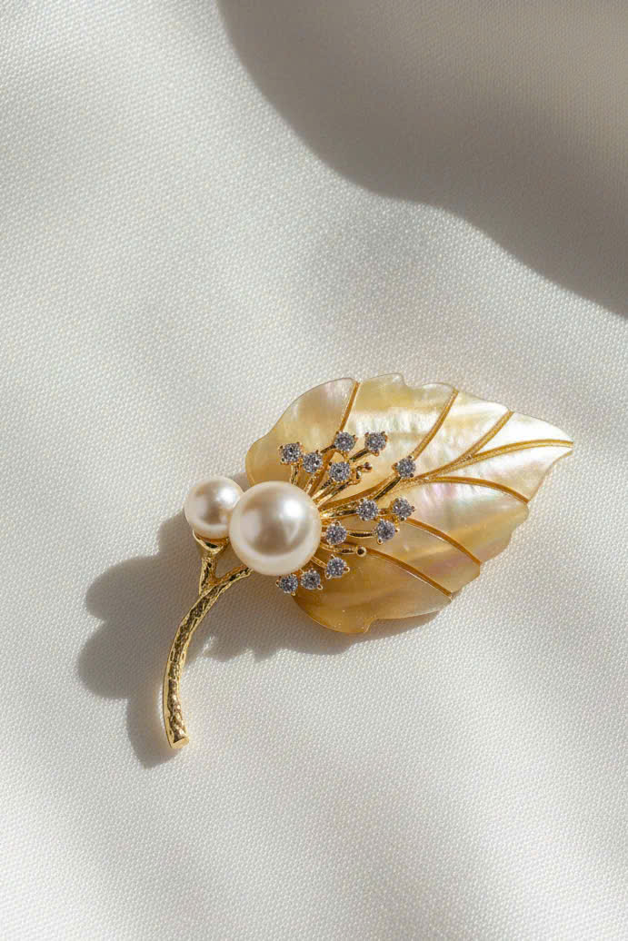 Trâm Cài Áo Vest, Áo Dài Xà Cừ Đính Ngọc Trai Baroque Hình Chiếc Lá thời trang thiết kế Hity ACC413