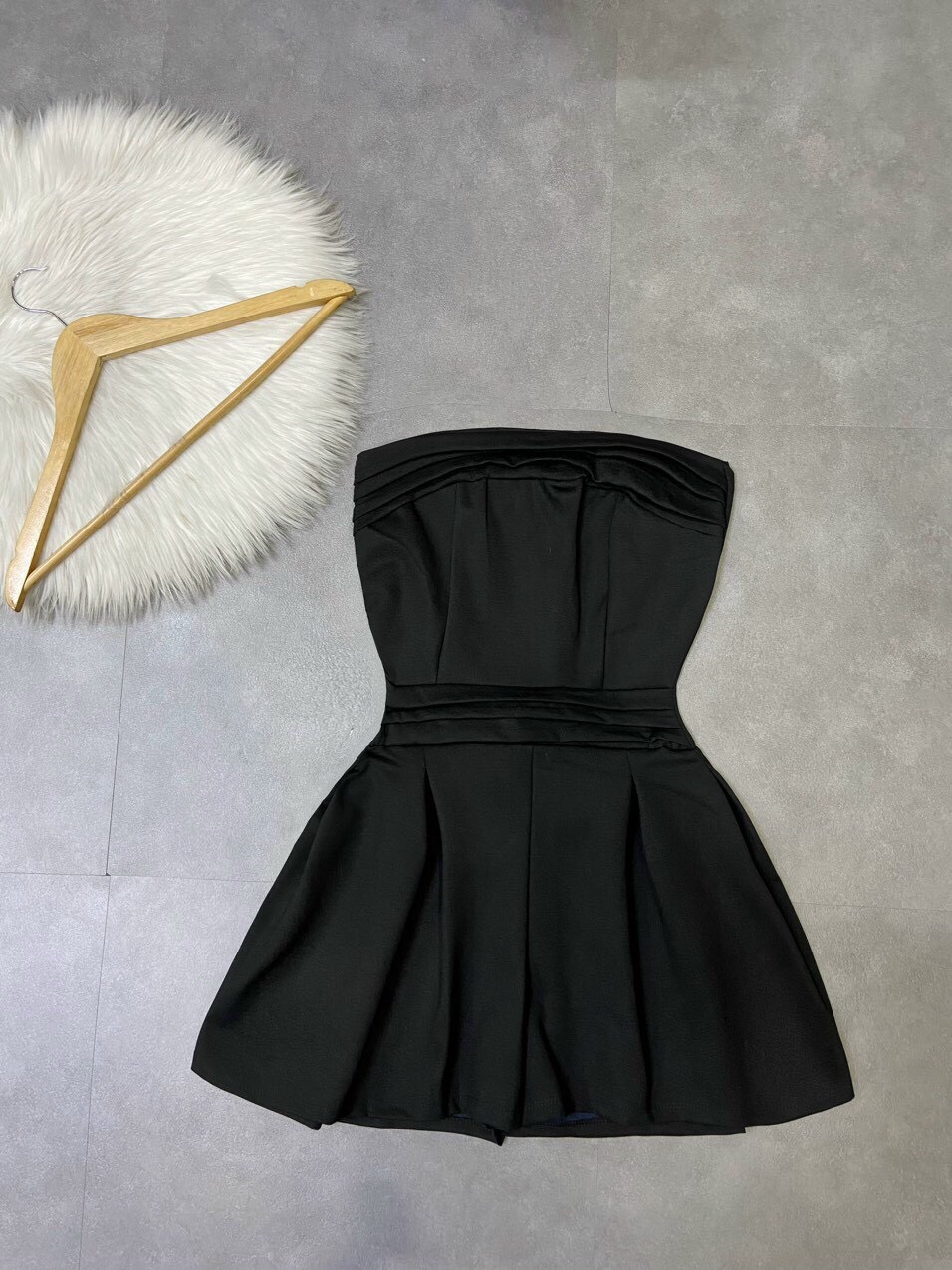 Jumpsuits đùi ống xếp ly eo cúp ngực, áo liền quần khoá kéo