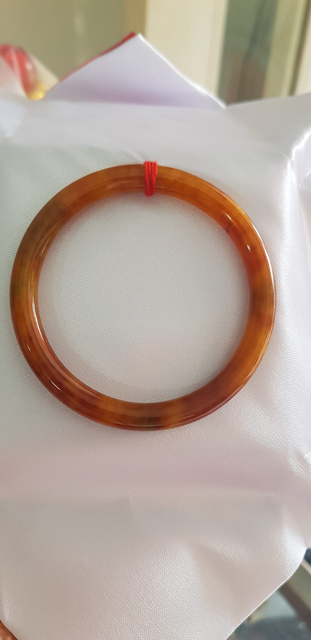 Vòng tay nữ đá Cẩm thạch Vàng đậm Vân vân bóng đẹp lạ Ni 50mm x cọng 6mm Nữ Thổ mệnh Kim 49kg - 53kg đeo Món quà tặng ý nghĩa dành cho các chị em đeo vòng tay Ni 50mm ạ