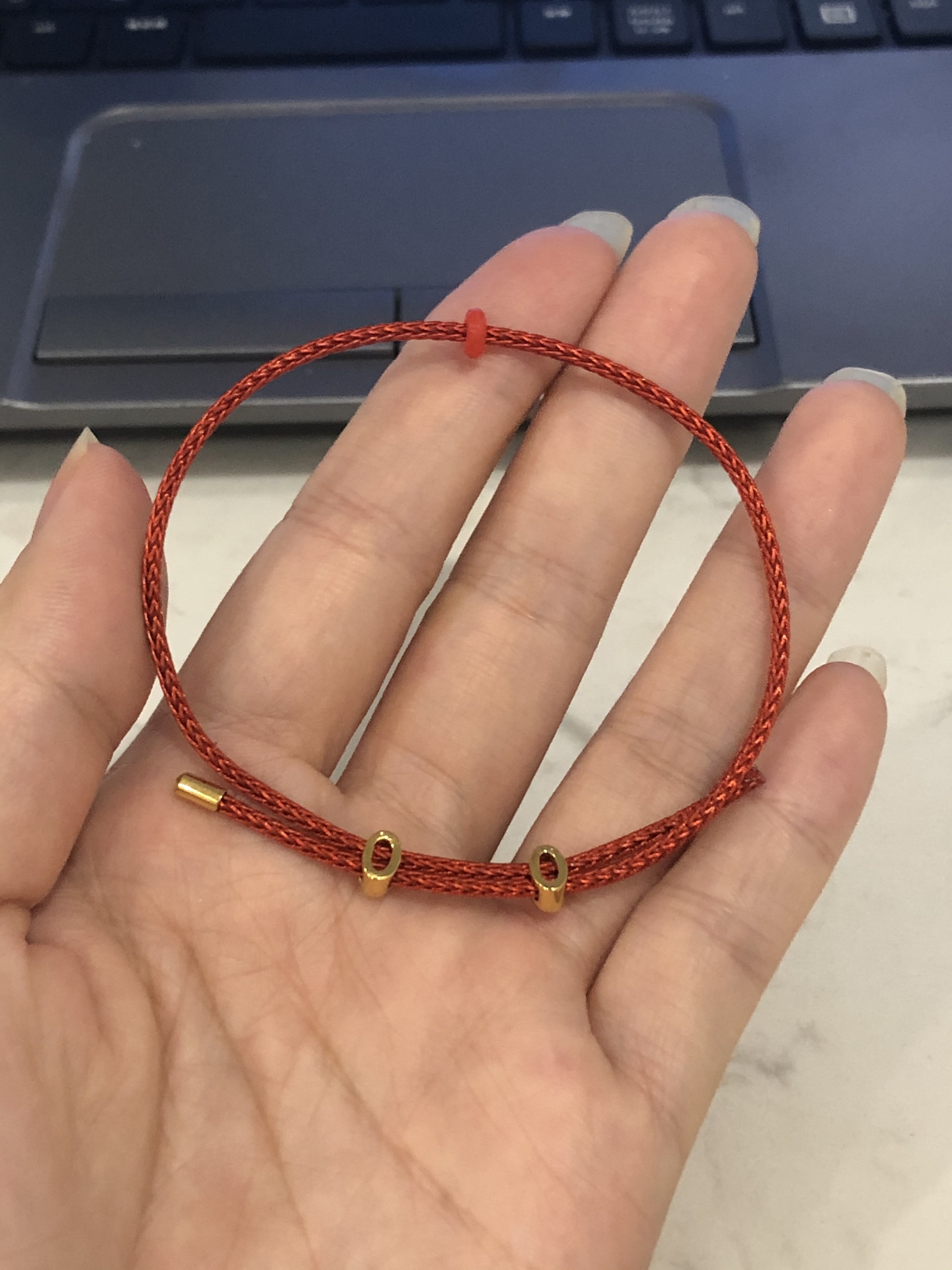 Vòng tay dây cước đeo charm