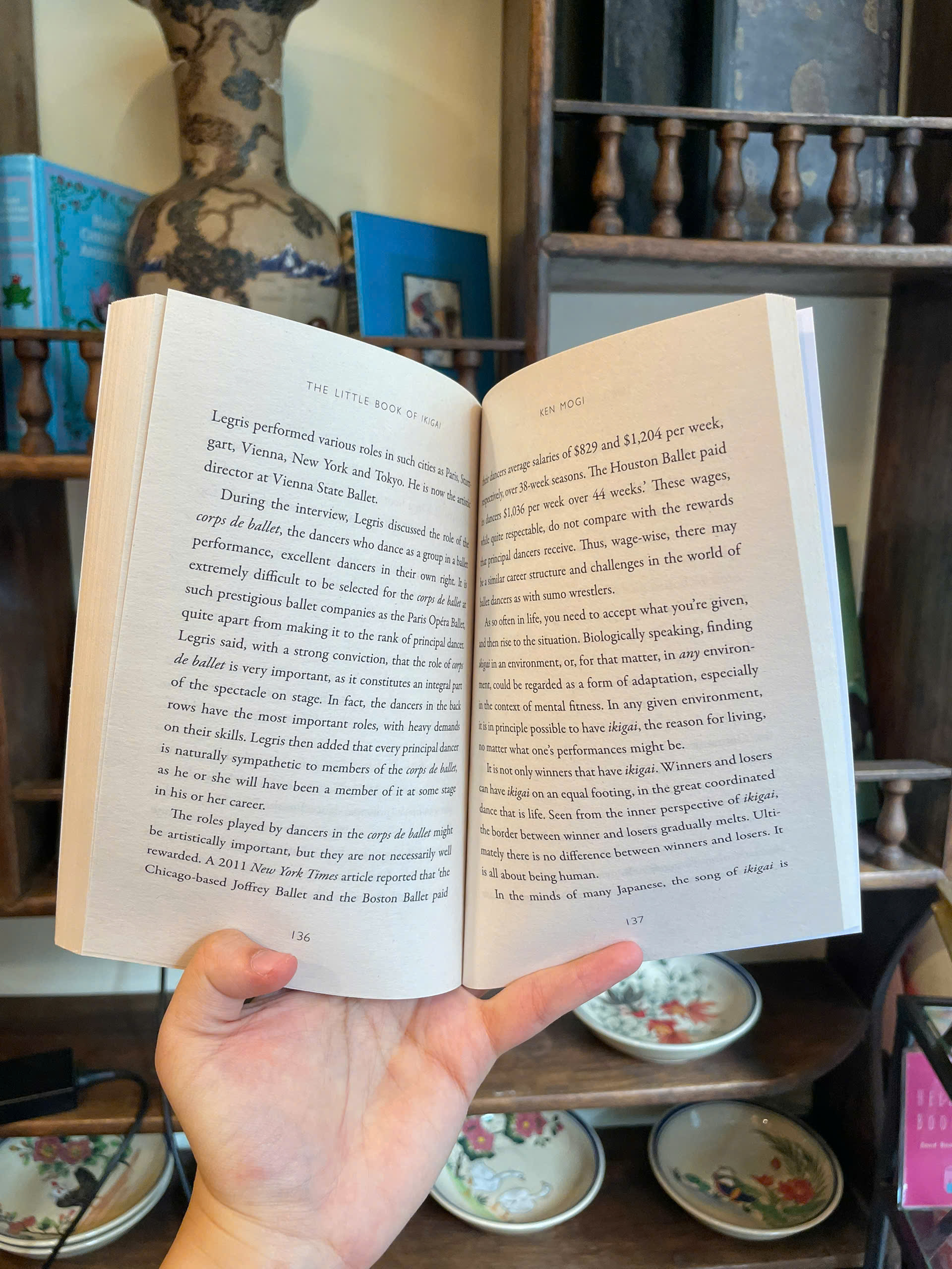 Sách - The Little Book of Ikigai: Live a happy and long life the Japanese way by Ken Mogi