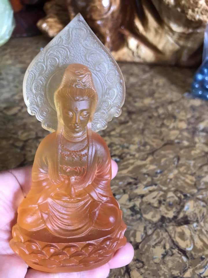 TƯỢNG PHẬT BÀ QUAN ÂM ĐÁ LƯU LY MÀU VÀNG ĐẬM CAO 13CM ĐK 7CM HỢP ANH CHỊ MỆNH THỔ KIM THỦY