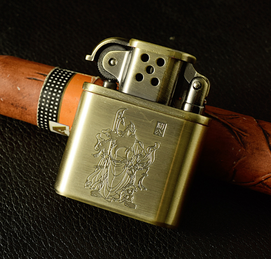 Vỏ Hột Quẹt Bật Lửa Xăng Đá Độc Lạ Dolphin HY676 Khắc Quan Vũ Đẹp Độc Lạ - Dùng Xăng Bấc Đá Cao Cấp