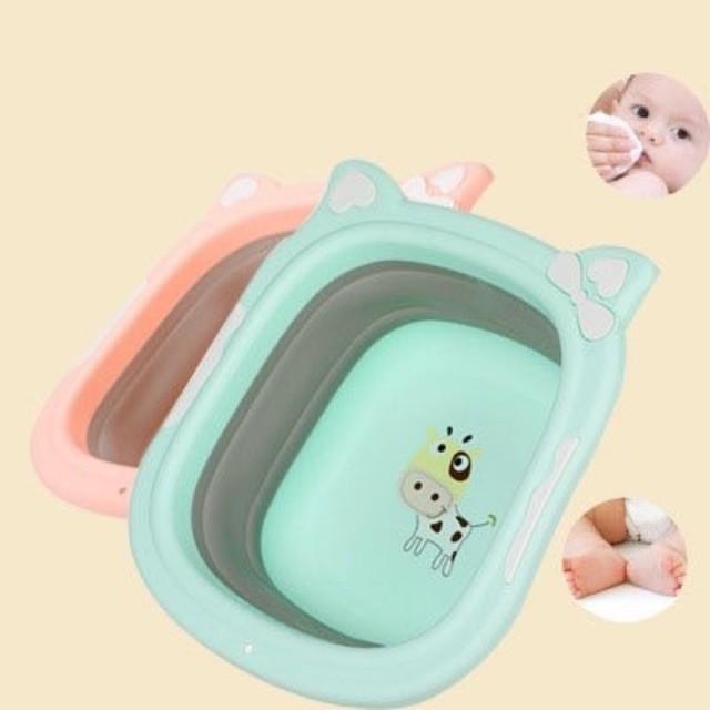 Chậu rửa mặt bò sữa chậu thường và chậu có thể gấp gọn dễ dàng mang đi lại cho bé
