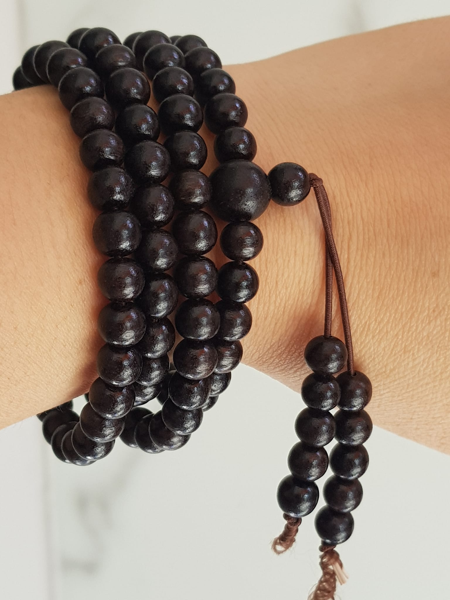 Vòng tay gỗ trầm hương đen nâu Size vòng 7mm thơm nhẹ kiểu quấn tay Anh Chị đeo kiểu quấn tay Đeo tay mình hay đeo 1 Cặp rất dễ thương ạ