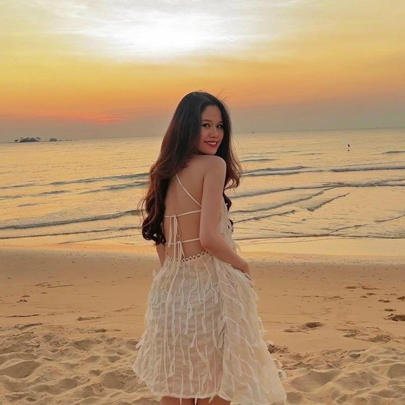 Đầm xoè ren cổ yếm trắng