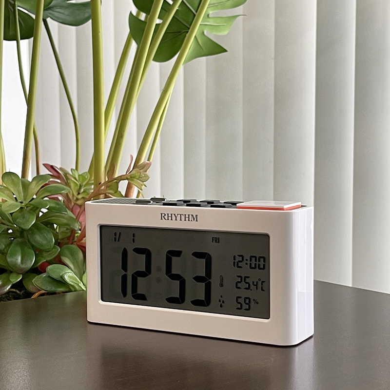 Đồng hồ Rhythm LCT101NR03 – KT 15.6 x 8.5 x 4.4cm / 245g. Vỏ nhựa. Dùng Pin