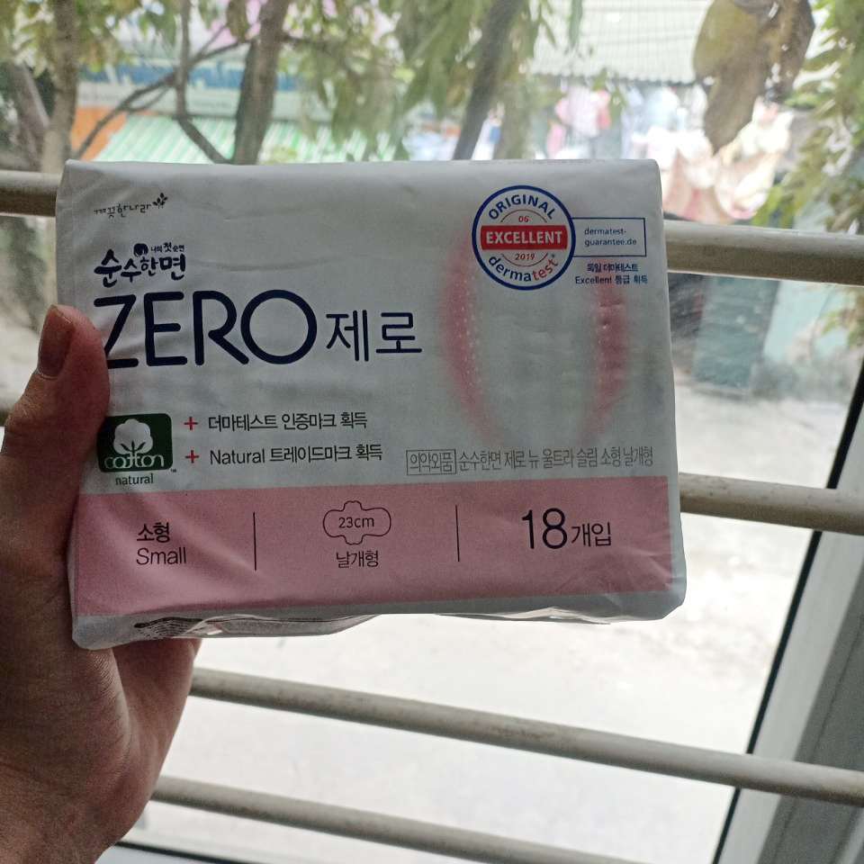 Băng vệ sinh siêu mỏng cánh KleanNara Zero Hàn Quốc (23cmx18 miếng) tặng kèm móc khóa