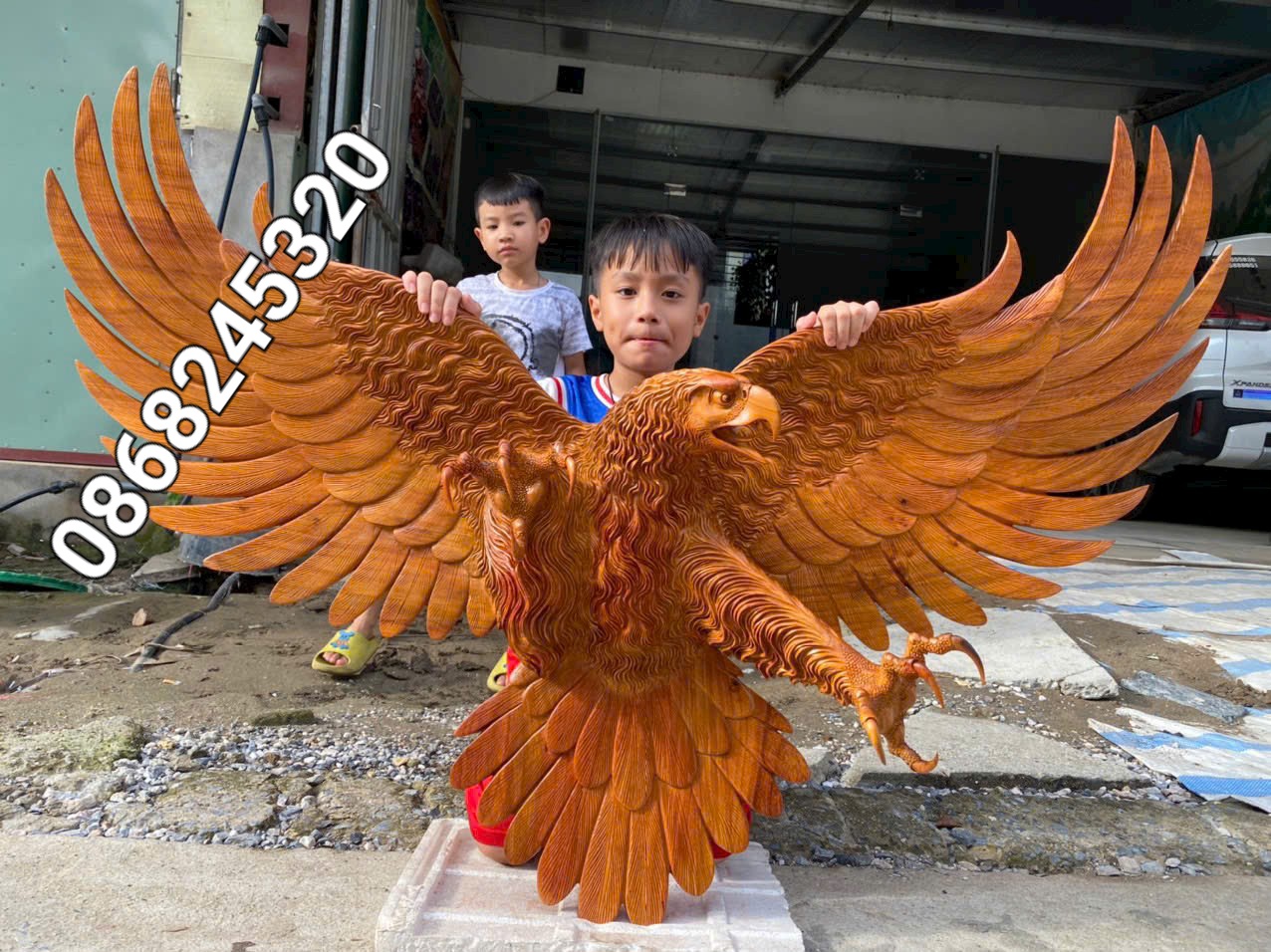 Tượng con đại bàng chúa tể bầu trời bằng gỗ hương