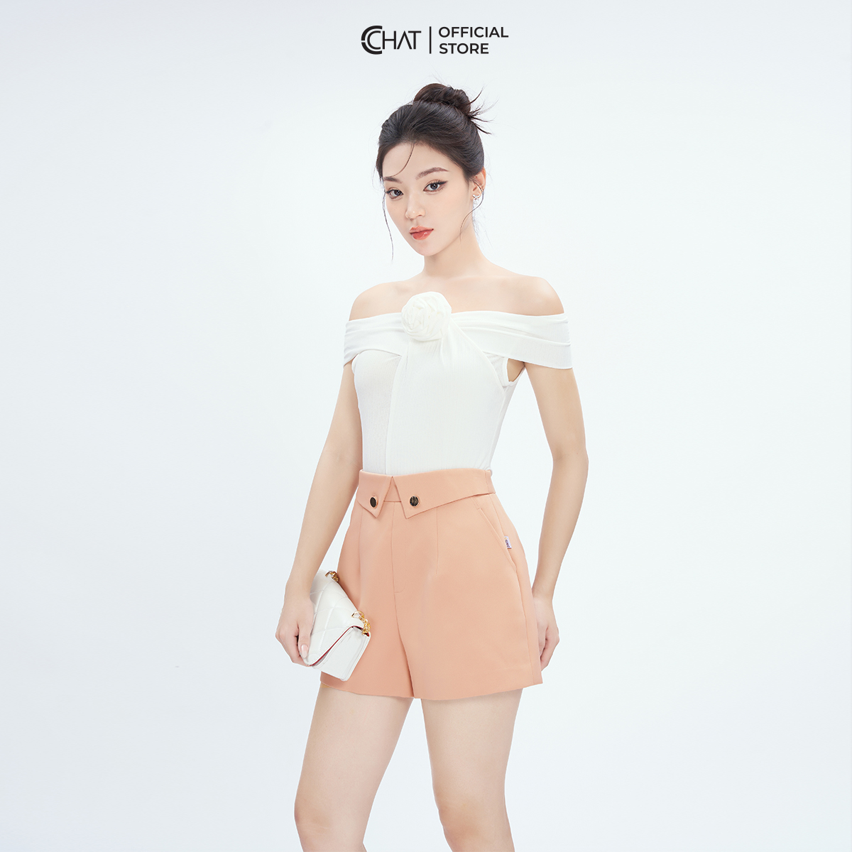Áo Thun Kiểu Trễ Vai Cài Hoa Dáng Ôm Chất Vải Mềm Mịn Co Giãn 4 Chiều 13TNC8001OT