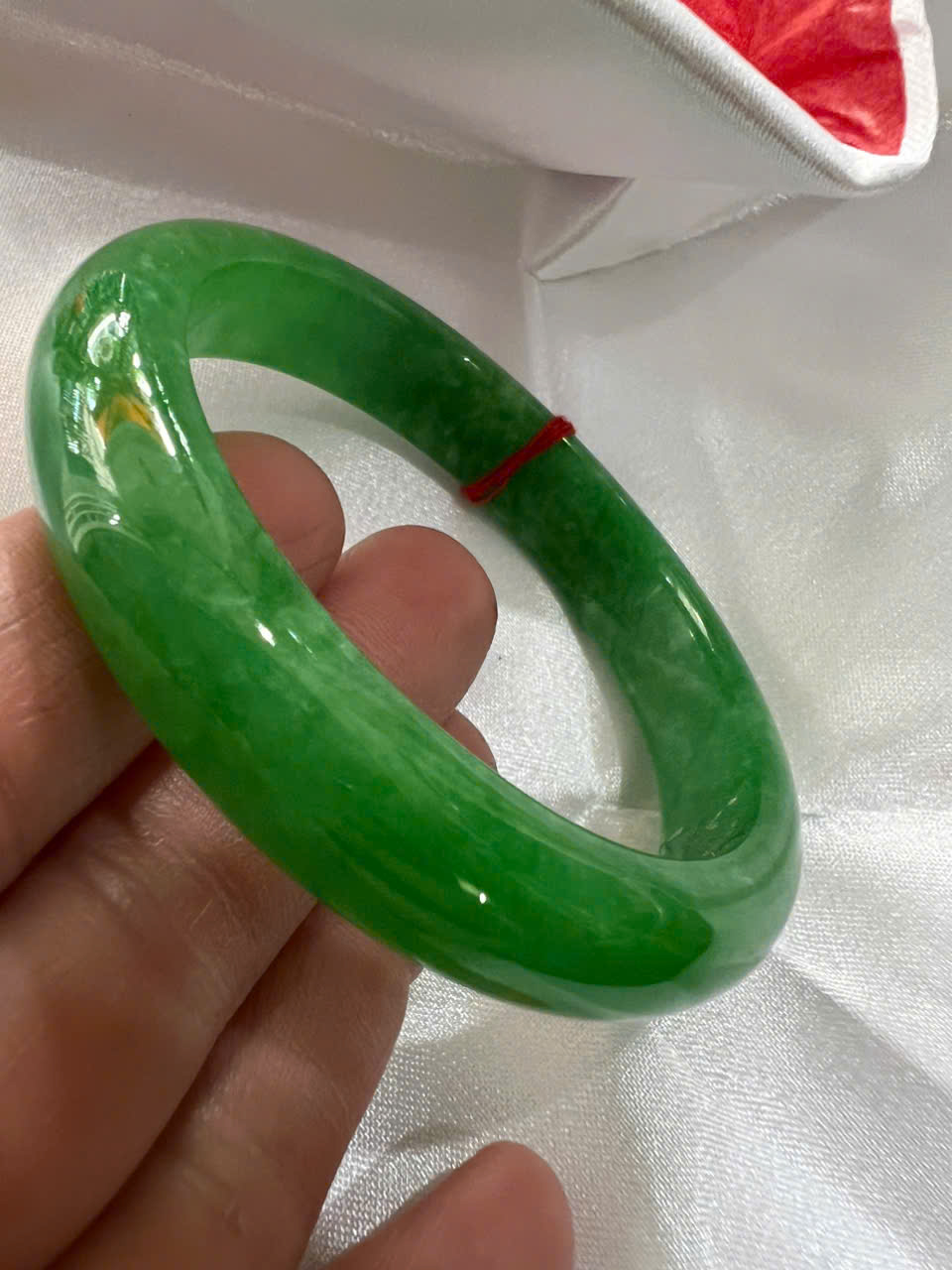 Vòng Tay Nữ Đá Cẩm Thạch Bản Hẹ Lý 57mm A Cao 12mm Dẩy 7,2mm Màu Xanh Lý Tươi Bông Trắng Bóng mượt đẹp nữ mệnh mộc hỏa thủy 55kg - 62kg đeo xinh đẹp sang tay món quà tặng mẹ tặng nữ ý nghĩa ạ