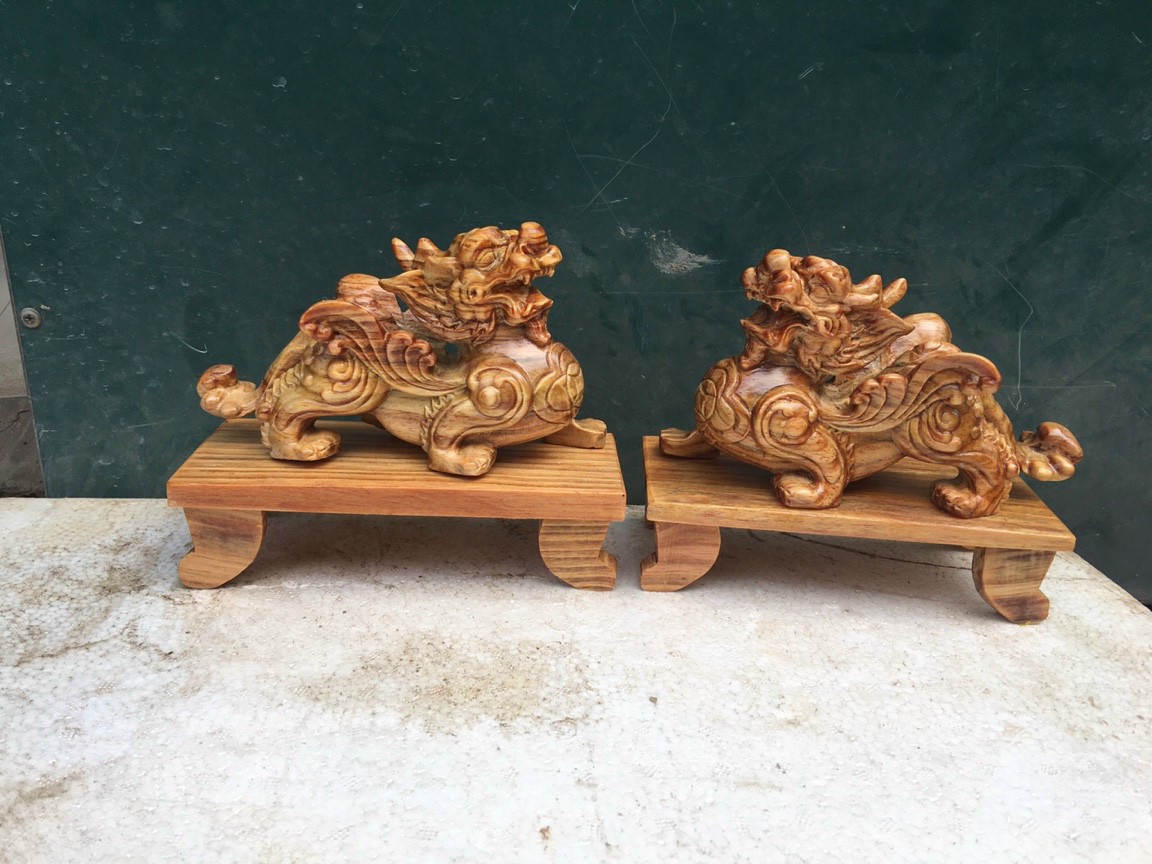 Cặp tượng tỳ hưu trang trí phong thủy hút tài lộc bằng gỗ huyết long mọng dầu kt 20×12×9cm