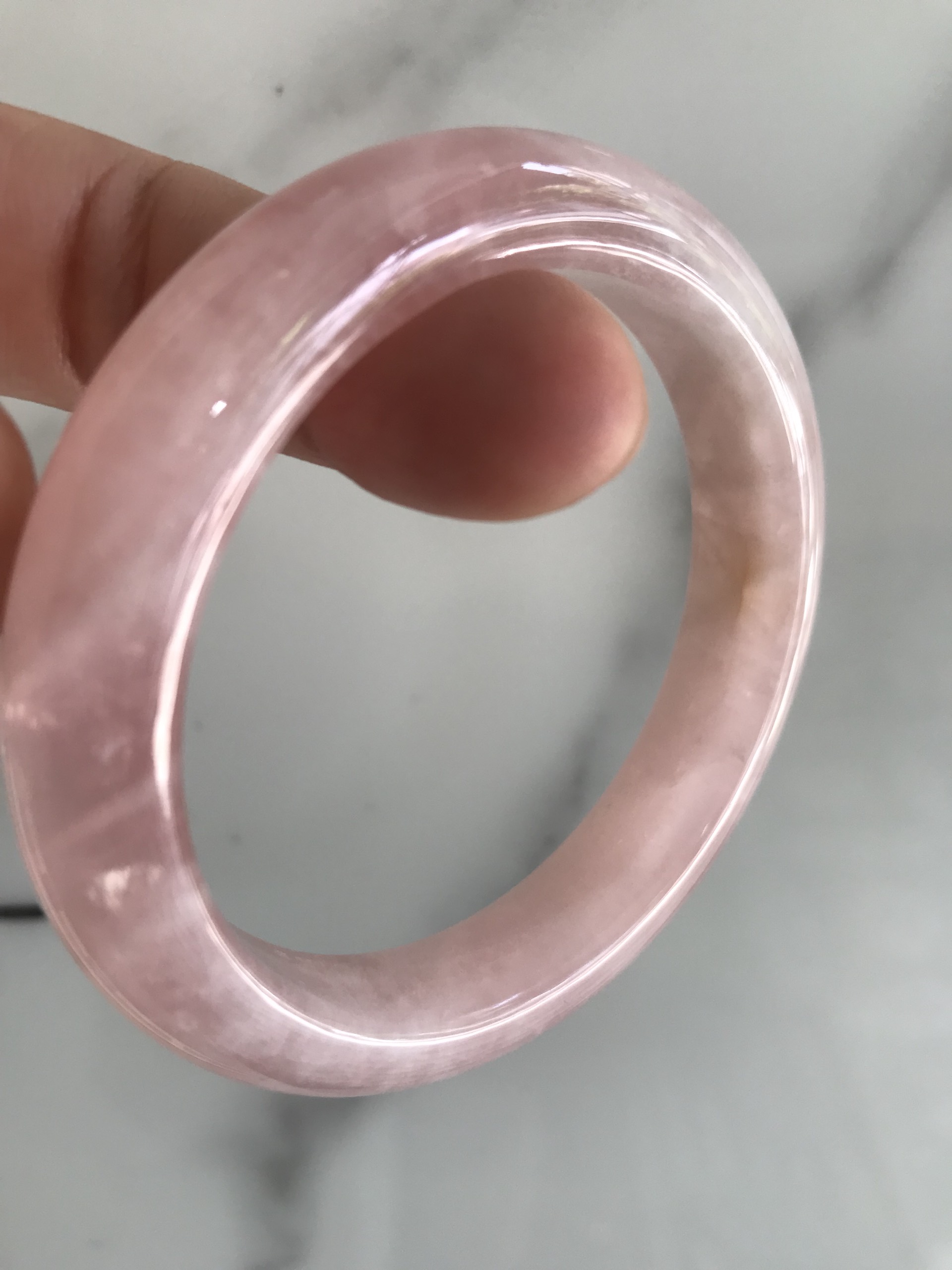 Vòng Thạch Anh Hồng Tự Nhiên Bản Hẹ Mới đẹp Ni 54mm Cao 12mm Dầy 8mm Màu Hồng tươi xinh bóng đẹp Nữ mệnh Hỏa mệnh Thổ tay vừa đeo 50kg - 54 kg ạ