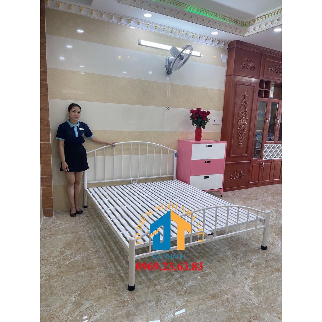 Giường sắt mỹ nghệ cong 1m4x2m Đại Thành