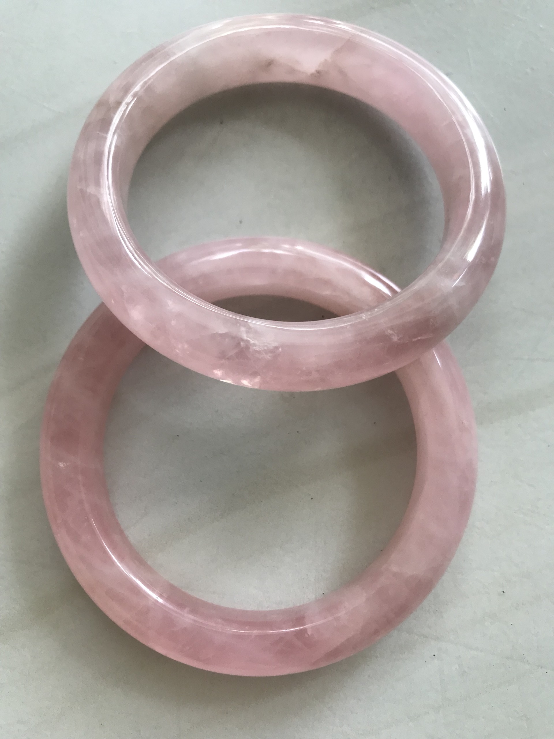 Vòng Thạch Anh Hồng Tự Nhiên Bản Hẹ Mới đẹp Ni 52mm Cao 11mm Dầy 8mm Màu Hồng xinh bóng đẹp Nữ mệnh Hỏa mệnh Thổ tay nhỏ đeo 45kg - 52 kg ạ