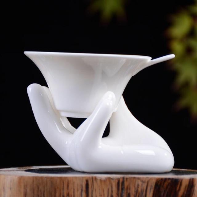 Lọc trà và giá đỡ hình bàn tay bằng gốm sứ