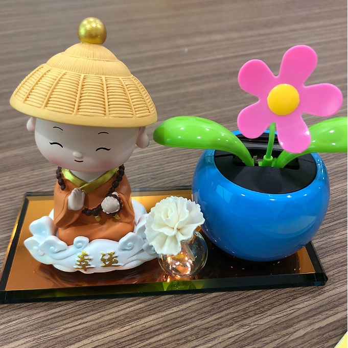 Tượng Chú Tiểu Và Chậu Cây Siêu Dễ Thương Trang Trí Taplo Xe Ô Tô, Bàn Học, Bàn Làm Việc Có Đi Kèm Nước Hoa