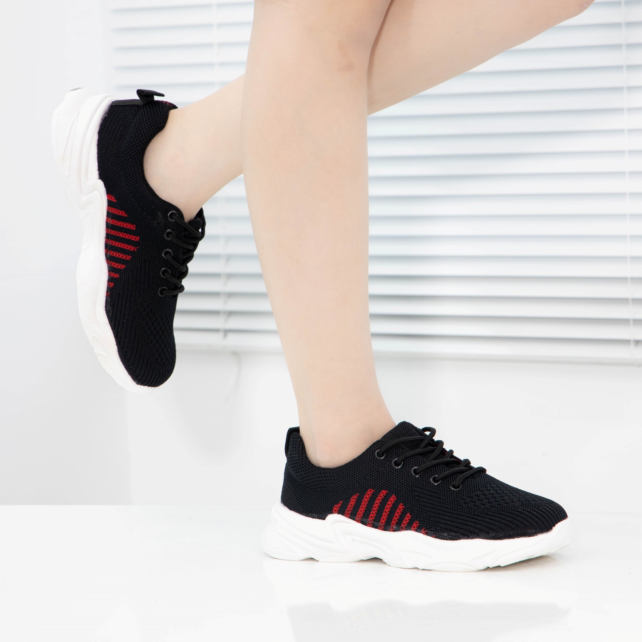 Giày Thể Thao Nữ MWC Đế Bằng Sneaker Vải Thoáng Khí Siêu Êm NUTT- 0651