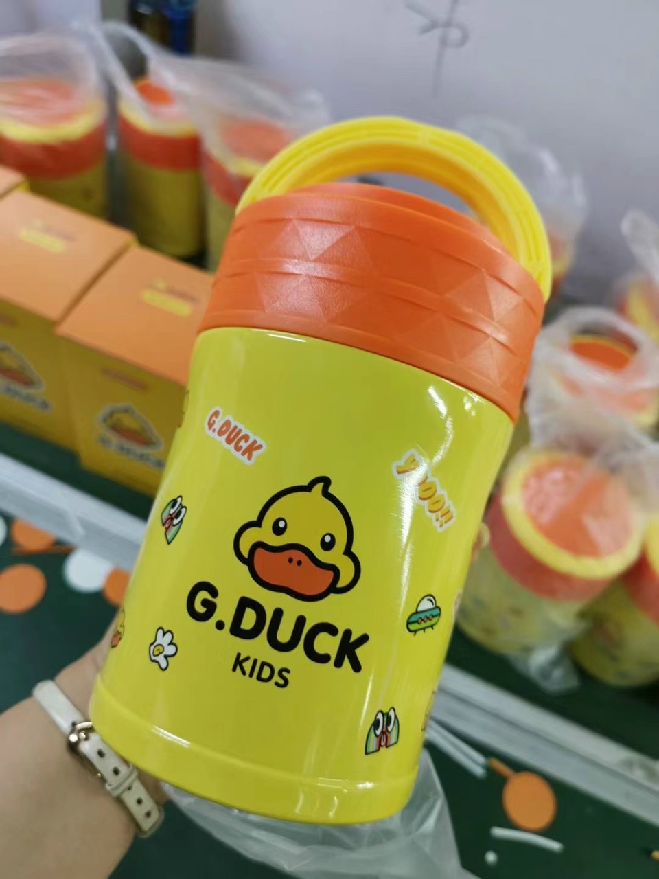Bình giữ nhiệt học sinh kèm ống hút dây đeo 400ml giao màu ngẫu nhiên