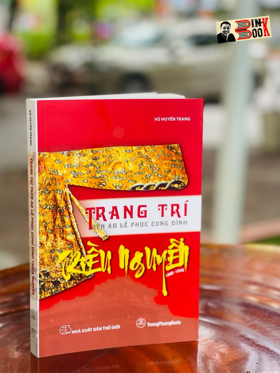 (Minh họa in màu) TRANG TRÍ TRÊN ÁO LỄ PHỤC CUNG ĐÌNH TRIỀU NGUYỄN (1802 – 1945) - Vũ Huyền Trang – TruongPhuongbooks – bìa mềm - giấy Couche Hi Free Cream