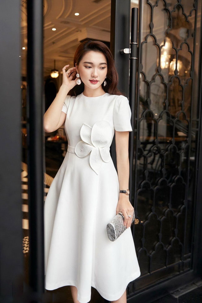 ĐẦM XÒE TAY NGẮN ĐÍNH HOA MAI LỚN BÊN EO