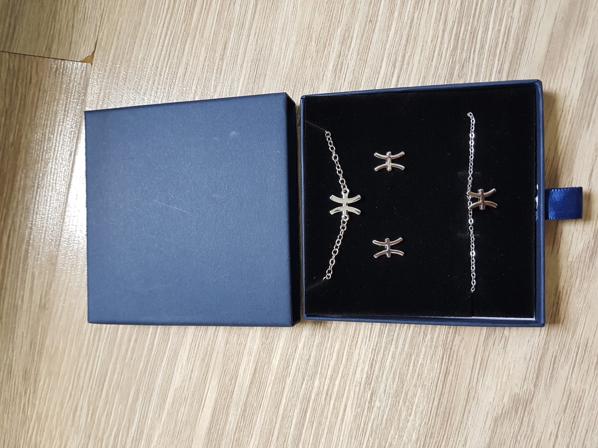 Bộ trang sức Song Ngư gồm 3 món hoa tai , dây chuyền , lắc tay