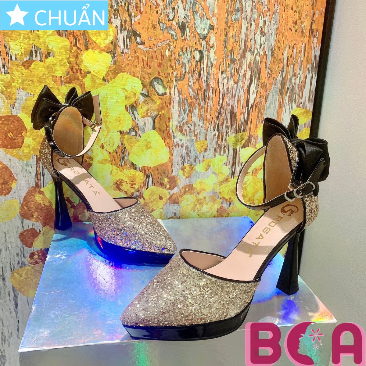 Hình ảnh Giày cưới nữ 9p RO548 ROSATA tại BCASHOP có nơ sau và quai cài ôm cổ chân, kiểu dáng sang trọng, nịnh chân