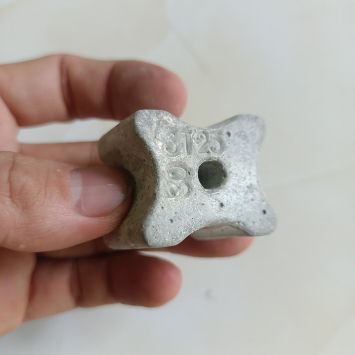 Con Kê Bê Tông 25/30mm Có Lỗ Buộc Dây Thép