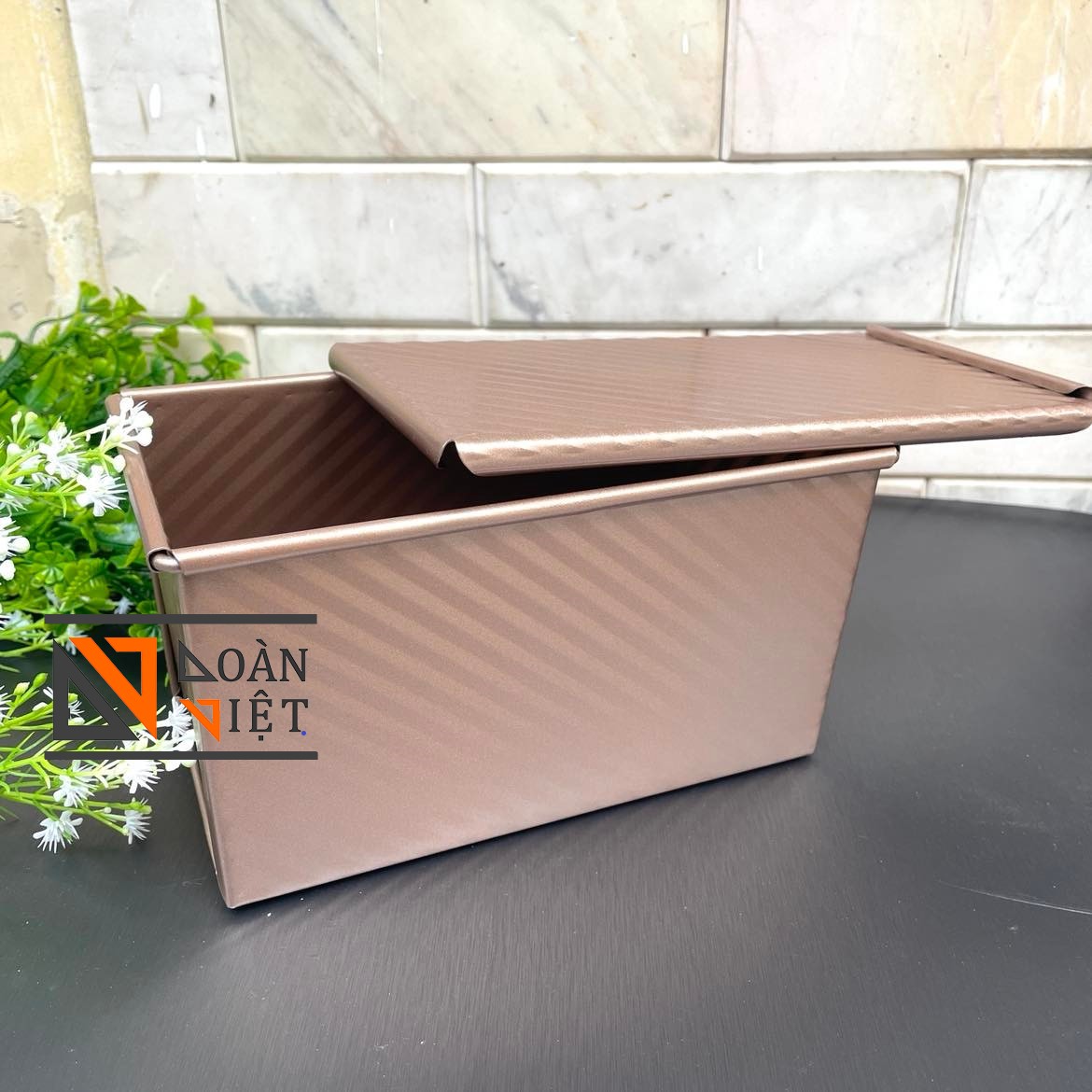 BÁNH MÌ SANDWICH vân GỢN SÓNG mẫu mới SIÊU ĐẸP CAO CẤP. Khuôn bánh mì gối Thép CARBON chống dính màu VÀNG Đồng SANG TRỌNG. Khay lớn với kích thước 20.5 x 12x 11cm