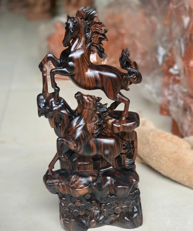 Tượng con ngựa song mã uyên ương , trang trí phong thủy hút tài lộc bằng gỗ mun hoa kt cao 40×20×9cm