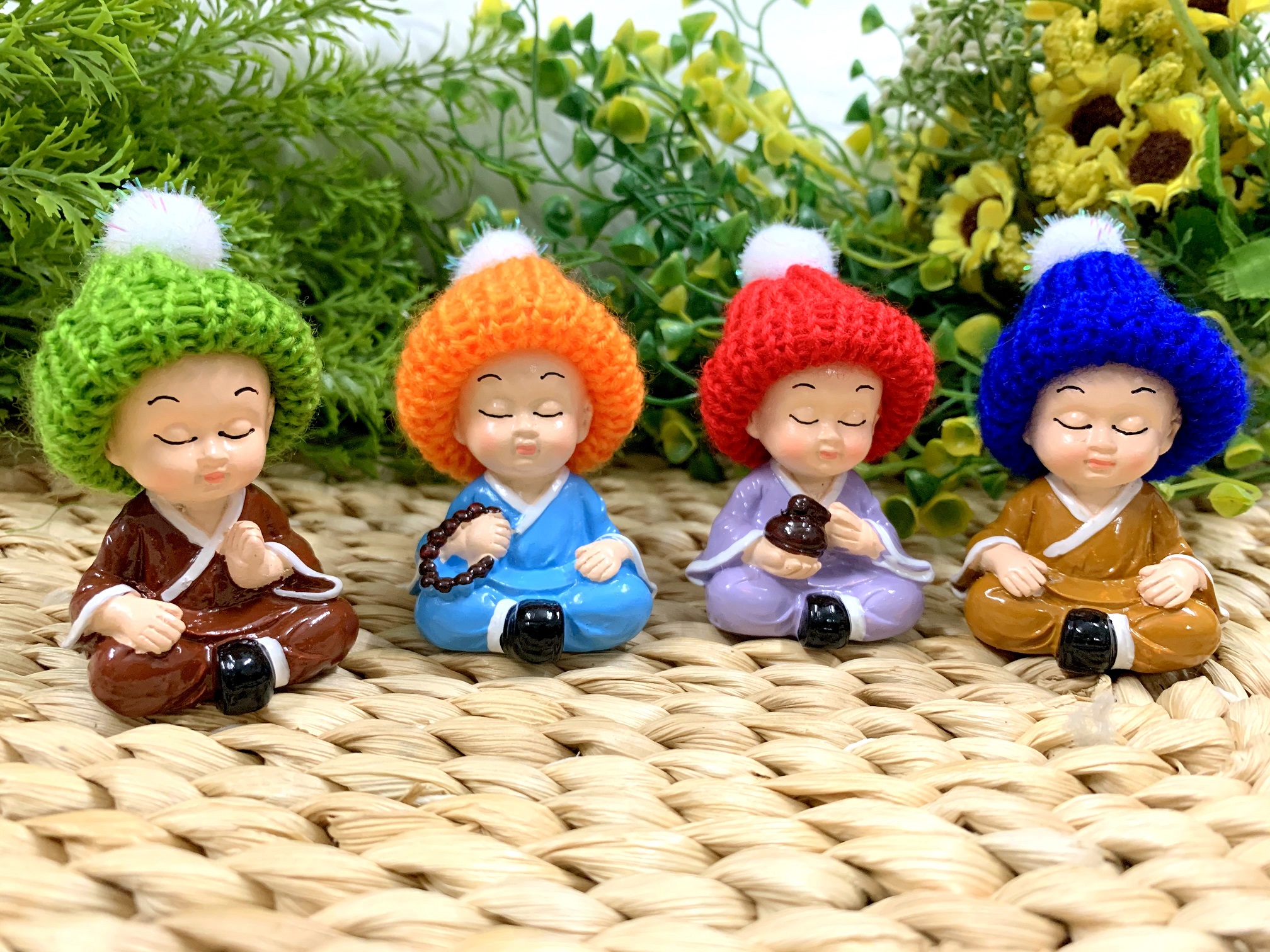Tượng Chú Tiểu Hư Không đội nón len Việt Nam