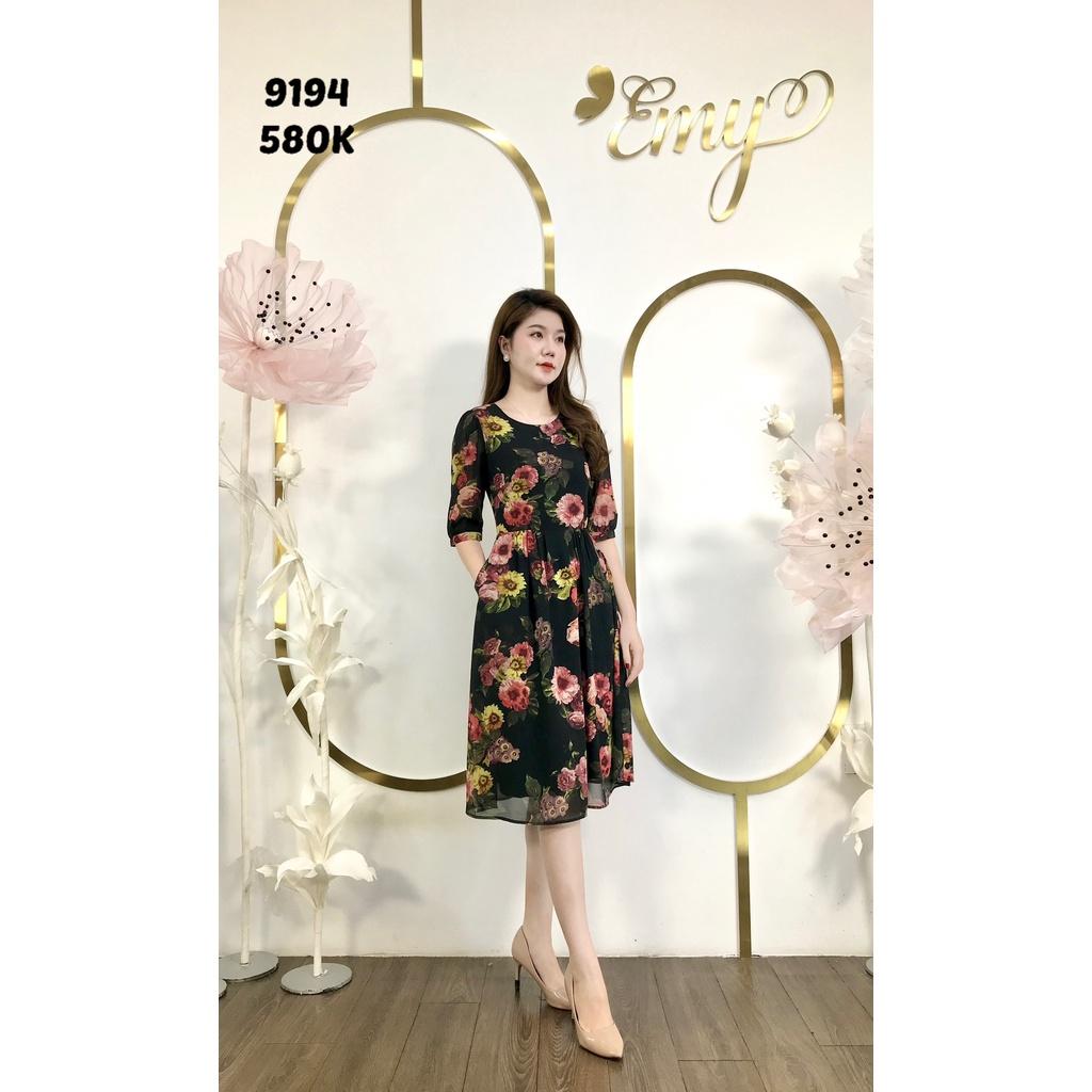 Đầm EMY EM9194 Xoè Nền Đen HT Cổ Tròn