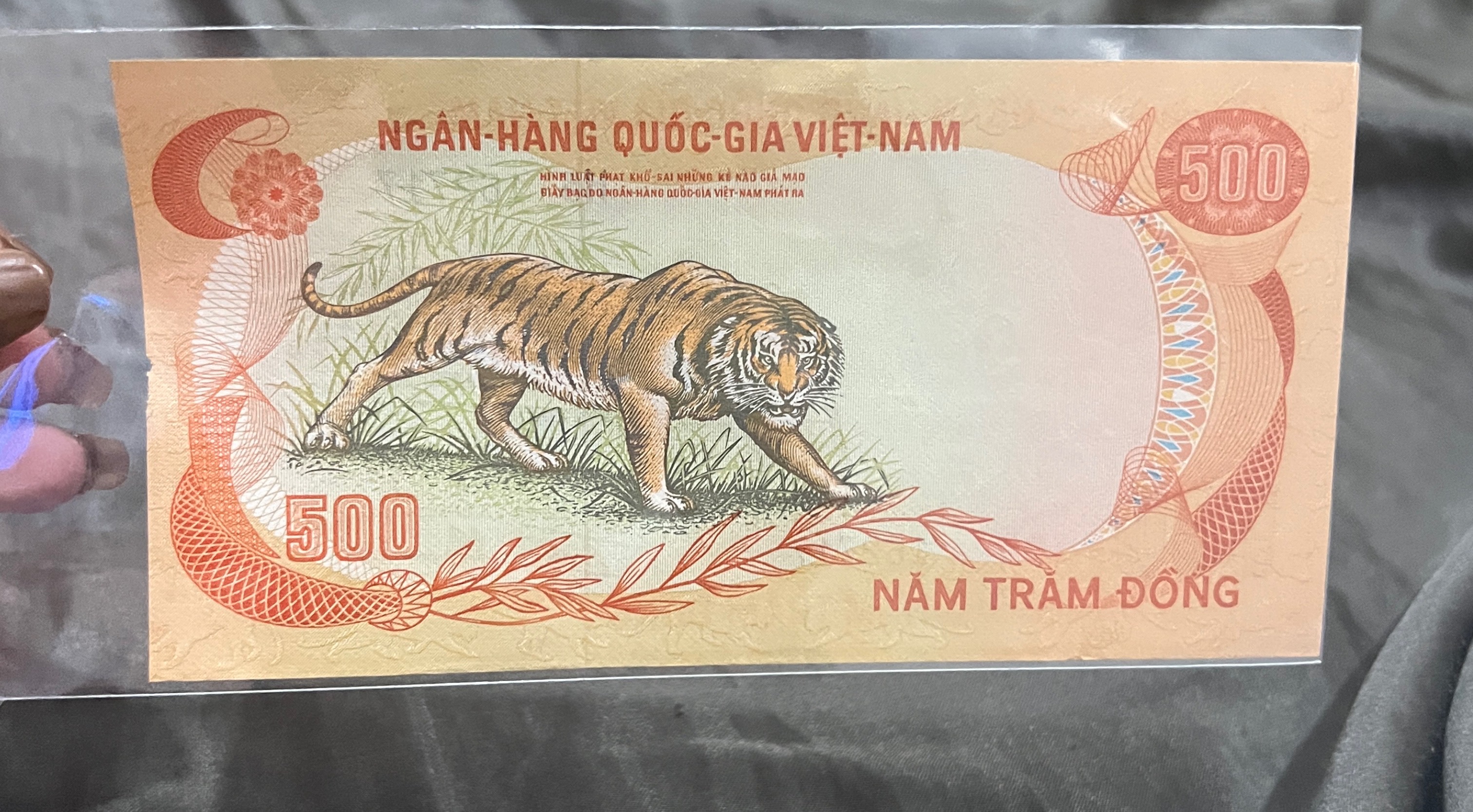 Tờ 500Đ Con Cọp năm 1972 Việt nam