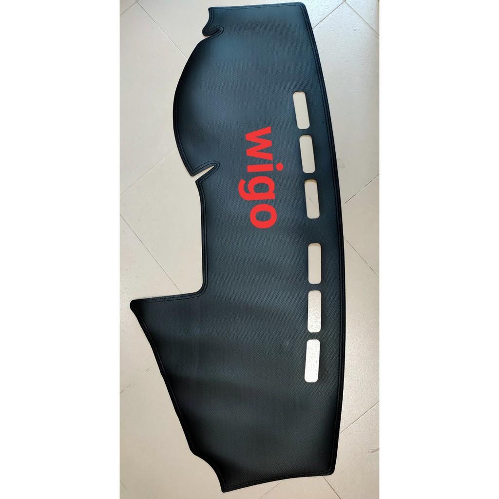 Thảm taplo ô tô Toyota Wigo 2019 loại da vân cacbon chống nắng, chống nứt vỡ taplo, thảm taplo Toyota Wigo