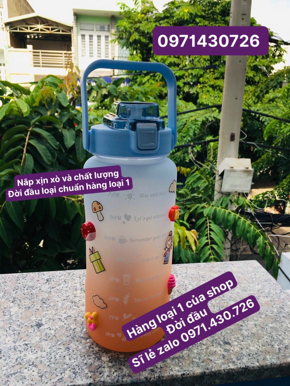 Bình Nước 2 Lít Nhắc nhở uống nước Mỗi Ngày Tiện Lợi An Toàn Sức Khoẻ[Tặng kèm 4 stick 3D siêu xinh}