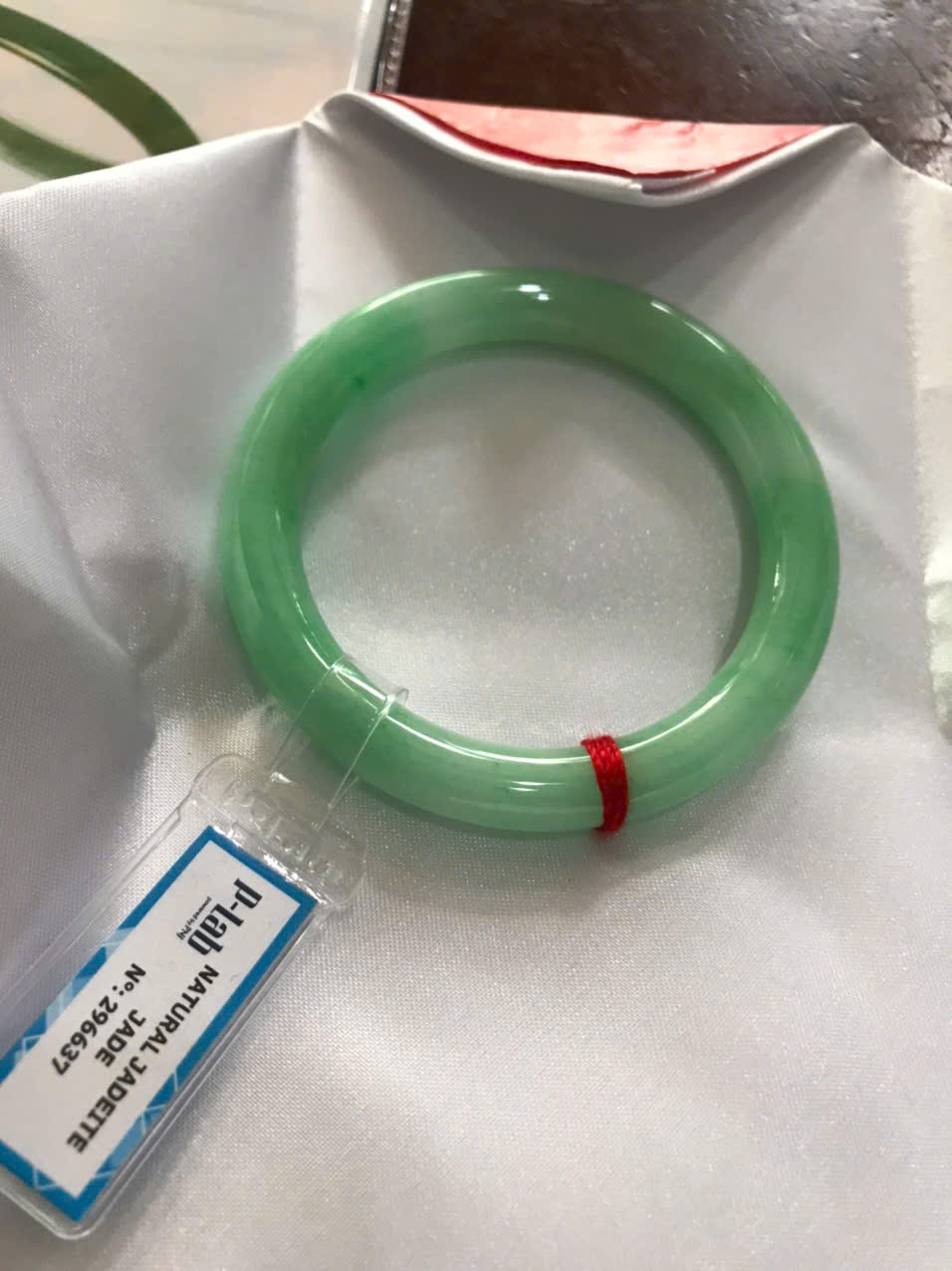 Chiếc Vòng Tay Đá Ngọc Cẩm Thạch Tự Nhiên Vip Lý Đẹp Ni 53mm x chột 8,2mm kiểm định kèm giấy chứng nhận P Lab Ni 296637 Màu Xanh Lý Tươi trắng xanh nhẹ bóng mượt sịn sang nữ 52kg - 60kg đeo ạ