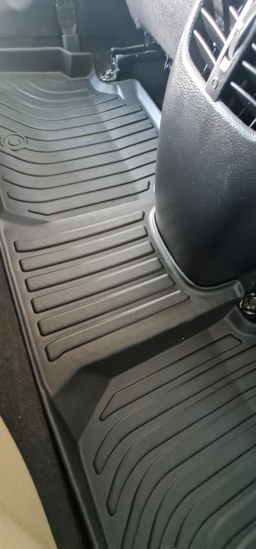 Thảm lót sàn xe ô tô KIA K3 CERATO chất liệu TPE thương hiệu Macsim màu đen