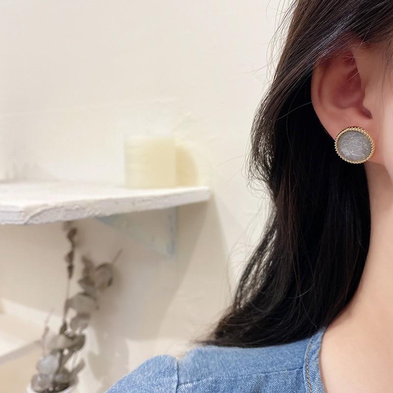 Bông tai nữ đính đá màu xanh khung viền kim loại thiết kế đơn giản sang trọng